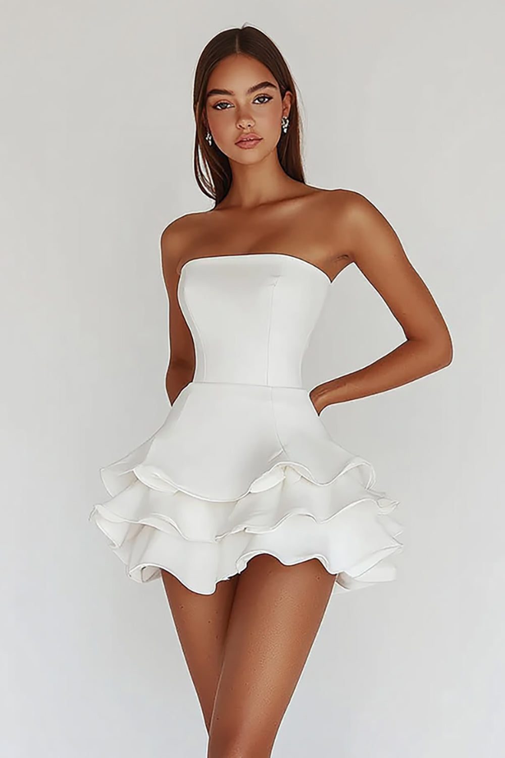 Robe blanche trapèze bustier pour remise de diplôme en satin mat à volants superposés