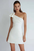Petite robe blanche trapèze asymétrique à une épaule avec nœud
