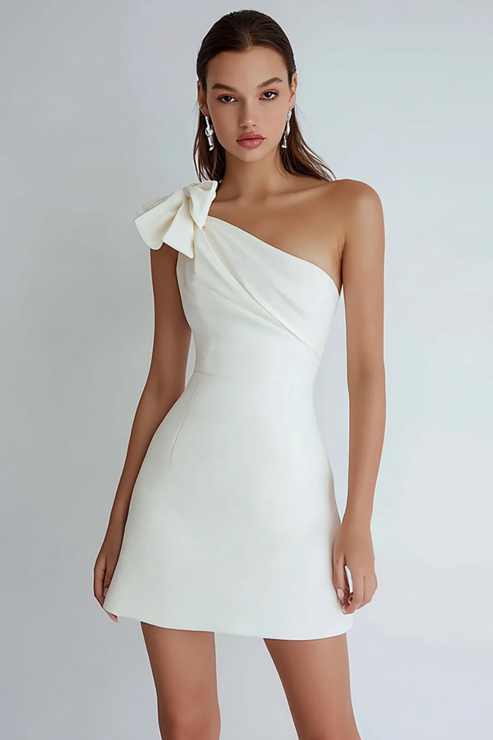 Petite robe blanche trapèze asymétrique à une épaule avec nœud