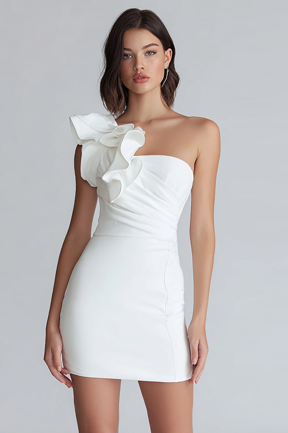 Petite robe blanche moulante froncée asymétrique à une épaule