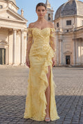 Robe longue fourreau jaune en tulle à épaules dénudées, broderies florales et fente volantée