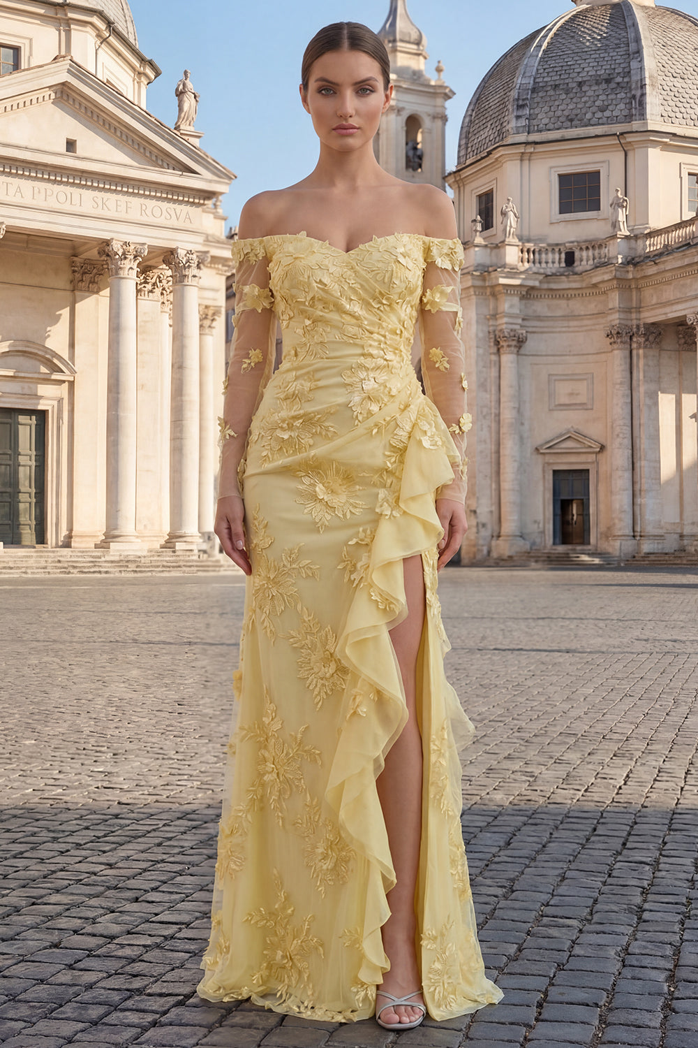 Robe longue fourreau jaune en tulle à épaules dénudées, broderies florales et fente volantée
