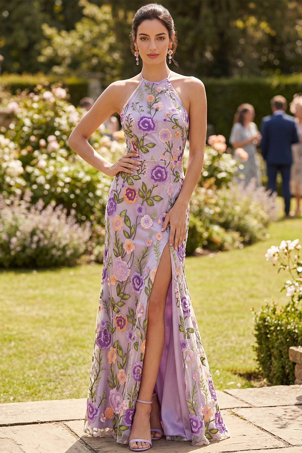 Robe longue sirène lilas en tulle brodé floral, col licou et fente
