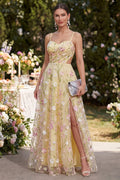 Robe longue trapèze jaune clair à fines bretelles, appliqués floraux ajourés et fente