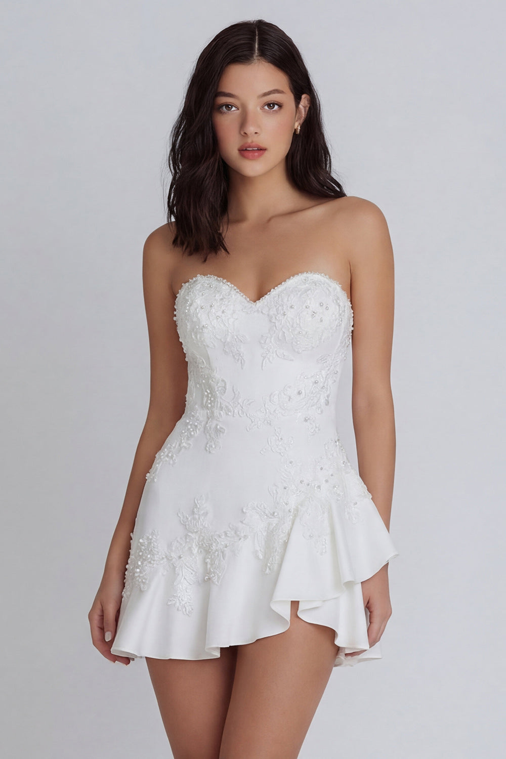 Robe mini ivoire trapèze à décolleté cœur, appliqués, perles et volants