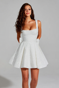 Robe de cocktail courte trapèze scintillante à col carré, paillettes et grand nœud au dos